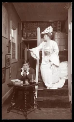 Amelia Bingham et C. Richmond posant dans son appartement, 1905